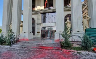 Xhama të thyer dhe shkallë të mbuluara me ngjyrë, çfarë la pas protesta e mbrëmshme në Shkup (FOTO LAJM)