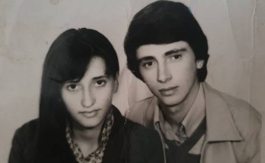 Edhe sot duken si në “lule të rinisë”, foto e rrallë e çift të famshëm shqiptar rreth 30 vite më parë (FOTO LAJM)