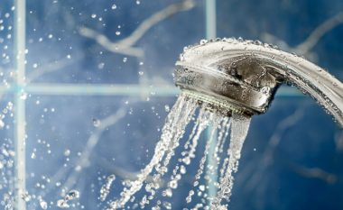 5 arsye të forta që do t’ju bindin të bëni dush të ftohtë