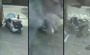 Tmerr në një pikë karburanti, momenti kur makina shpërthen teksa shoferi po e mbushte me gaz (VIDEO)