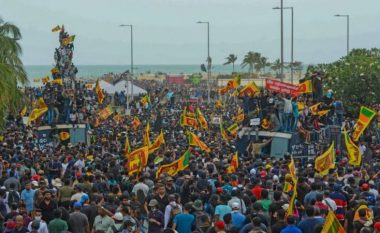 Protestuesit bllokojnë aeroportin, presidenti i Sri Lankës tenton arratisjen përmes detit