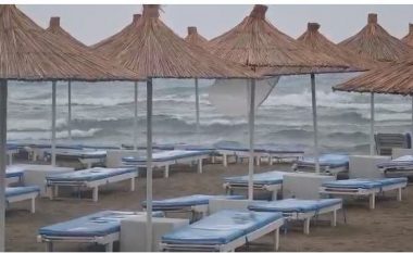 Shiu dhe stuhitë e erës largojnë pushuesit, “boshatisen” shezlongët në Durrës, Vlorë e Sarandë
