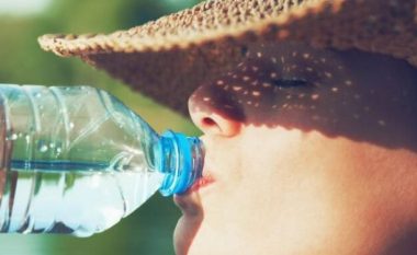 Pse nuk duhet të pini ujë nga shishja e ngrohur në diell? Rrezik për shkaktimin e disa sëmundjeve