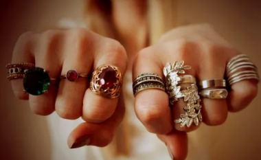 Nga gishti i madh tek i vogli: Ja ç’tregon vendosja e unazës për personalitetin tënd