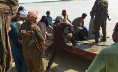 Përmbyset varka në Pakistan, 20 të vdekur dhe 30 të zhdukur mes tyre dhe fëmijë