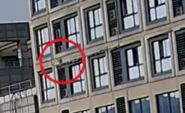 Ishte duke parkuar makinën, momenti kur “heroi” kap vajzen 2-vjeçare e cila ra nga kati i 5-të i pallatit (VIDEO)