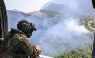 Zjarret përfshijnë disa fshatra në Mitrovicë – Policia, FSK-ja dhe KFOR-i u dalin në ndihmë banorëve