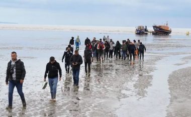 “Emigrantët mbërrijnë me varka të vogla”, The Guardian: Mos i bëni shqiptarët “kokë turku”