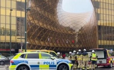 Panik në një qendër tregtare në Suedi, 15-vjeçari i armatosur plagos dy persona
