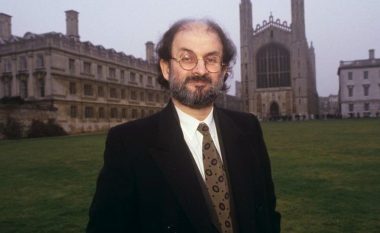 Albeu: Intubohet pas sulmit Salman Rushdie, rrezikon të humbasë njërin sy