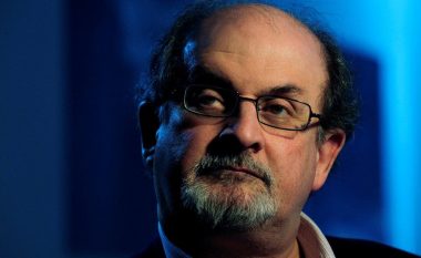 Salman Rushdie jashtë rrezikut për jetën pas sulmit me thikë, del nga intubimi dhe është në gjendje të flasë
