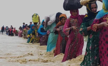 Përmbytjet në Pakistan, më shumë se 580 persona humbën jetën, mjerim për miliona të tjerë