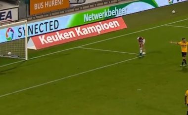Hije trukimi nga futbolli holandez, mbrojtësi i Ajax merr topin me dorë brenda zonës në mes të aksionit (VIDEO)