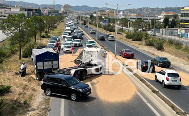 Autostrada “Tiranë – Durrës” mbushet me drithë ukrainas, aksidentohet traileri (VIDEO)