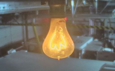 Misteri i llambës që rri ndezur që nga viti 1901