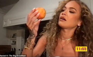 Këngëtarja shqiptare bëhet virale, ngatërron mollën me pjeshkën LIVE në televizion (VIDEO)
