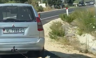 Çmenduri në Vlorë, shoferi lidh qenin pas makine dhe e tërheq zvarrë (VIDEO)