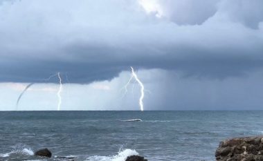 Mot i frikshëm në Durrës, tornadot dhe vetëtimat “pushtojnë” plazhin