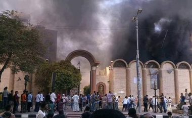 Kisha përfshihet nga flakët, të paktën 41 viktima (FOTO LAJM)