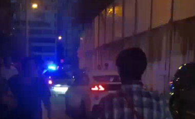 Aksident i rëndë në Tiranë, makina hipën në trotuar dhe merr përpara këmbësorët