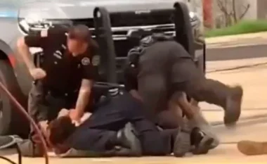 Tre oficerë policie në SHBA dhunojnë pa mëshirë një burrë, pamjet tragjike që tronditën vendin (VIDEO)