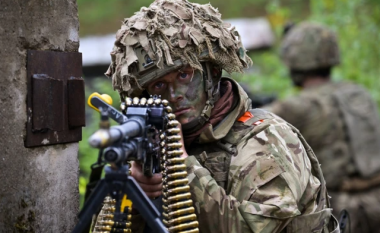 Oficeri i lartë britanik thirrje ushtarëve: Bëhuni gati për luftë me Rusinë