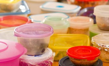 Mënyra e vetme që heq yndyrën nga tasat plastik në pak sekonda