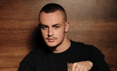 Këngëtari i njohur Don Xhon u dhuron prindërve një vilë