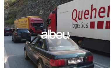 Shkak ura, aksidentohen dy kamionë dhe dy makina në Librazhd (VIDEO)