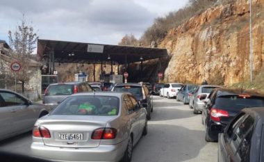 Fluks makinash në doganat shqiptare, ja sa hyrje dhe dalje u regjistruan në Kapshticë dhe Qafë Thanë në 24 orët e fundit