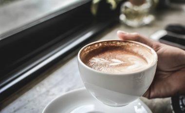 5 arsye pse pirja e kafes për mëngjes është zgjidhje më e mirë se çaji