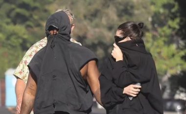 U nda nga Kim Kardashian, Kanye West kapet “mat” rrugëve të Malibus me modelen e OnlyFans! Mbulon kokën me kapuç (VIDEO)