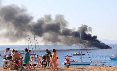 Përfshihet nga flakët superjahti me vlerë 20 mln dollarë, tymi pushton brigjet e ishullit spanjoll (VIDEO)