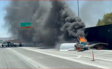 Momenti kur avioni bie mes automjeteve dhe shpërthen në flakë (VIDEO)