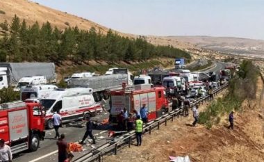 E RËNDË/ Autobusi përplaset me ambulancën në Turqi, 16 të vdekur dhe 22 të plagosur (VIDEO)