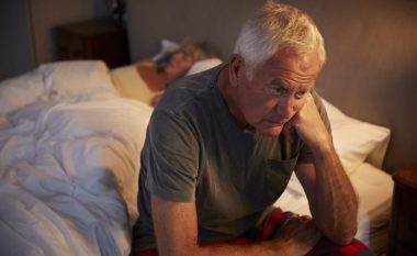Përse njeriu kur plaket e ka më të vështirë të flejë gjumë? Ja si përmirësohet