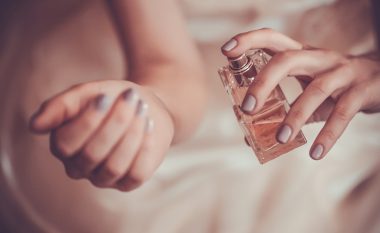 Ju pëlqen drama, jeni mendjemprehtë dhe energjik: Zbuloni se çfarë thotë parfumi juaj i preferuar për ju
