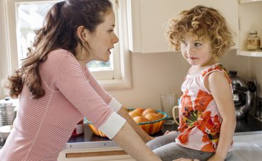 “Mos i ushqeni fëmijët me përralla”, ekspertët tregojnë si t’i përgjigjeni pyetjes së sikletshme: “Si linda unë?”