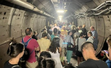 Prishet treni nënujor i La Manshit: Dhjetëra pasagjerë mbeten të bllokuar (VIDEO)
