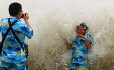 Mijëra turistë bllokohen në “Havai-n e Kinës”, arsyeja