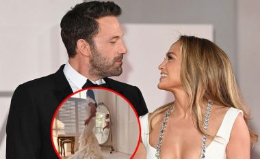 Tani mund të shihni tre fustanet që Jennifer Lopez veshi në dasmën e saj me Ben Affleck (FOTO LAJM)