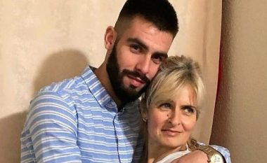 “Ajo më dha jetën dhe unë ia zgjata asaj”, lojtari 23-vjeçar i jep fund karrierës për të shpëtuar jetën e nënës së tij, por fati i troket në derë