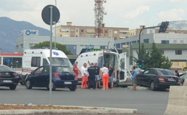 “Benz”-i u përplas me auto-ambulancën, lëndohet e sëmura 66-vjeçare