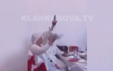 I martohej nipi, momenti kur gjyshja shqiptare qëllon me armë në mes të dasmës (VIDEO)