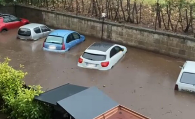 Rrugët kthehen në “lumenj”, Campanja e Italisë “nën ujë””