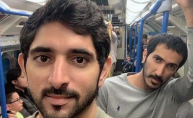 Sheiku i Dubait heq dorë nga rrobat tradicionale, udhëton në metro si njeri i zakonshëm