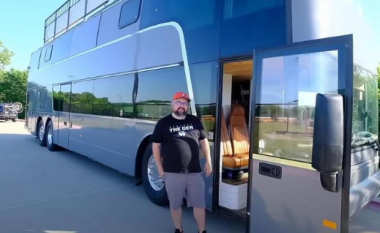 Autobusi shndërrohet në një shtëpi lëvizëse dykatëshe, mund të jetojë një familje me 8 anëtarë (VIDEO)