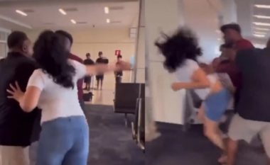 “Përleshje e ashpër” në aeroport, momenti kur punonjësi godet me grusht pasagjeren (VIDEO)