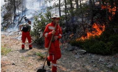 REL: Shqipëria i lufton zjarret me pajisje 50 vjet të vjetra
