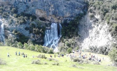 Ngeci mes shkëmbinjve në “Ujëvarën e Satirës” në Gramsh, shpëtohet turistja peruane
